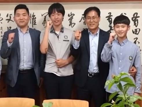 Nhặt được ví tiền, 2 nam sinh trả lại người mất nhưng không nhận thưởng, 4 tháng sau cả trường được hưởng