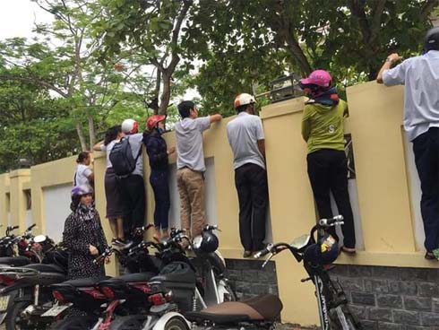 Câu chuyện ấm áp của nam sinh cõng bố trong ngày lễ tri ân: Bố ơi, leo lên con cõng nhé-2