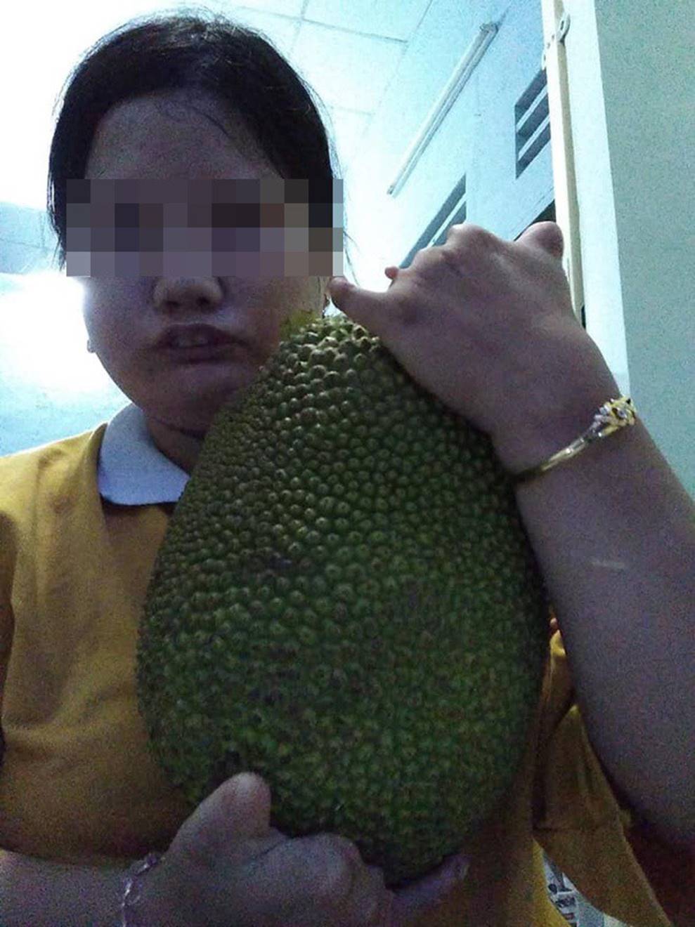 Chạy xe 1 tiếng đi ship, tới nơi bị khách bom hàng, cô gái khuyết tật livestream khóc nức nở-2