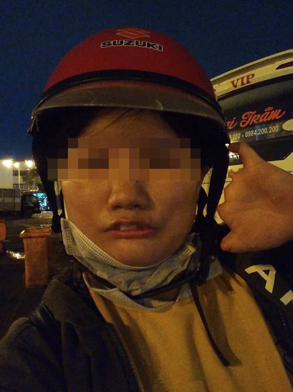 Chạy xe 1 tiếng đi ship, tới nơi bị khách bom hàng, cô gái khuyết tật livestream khóc nức nở-3