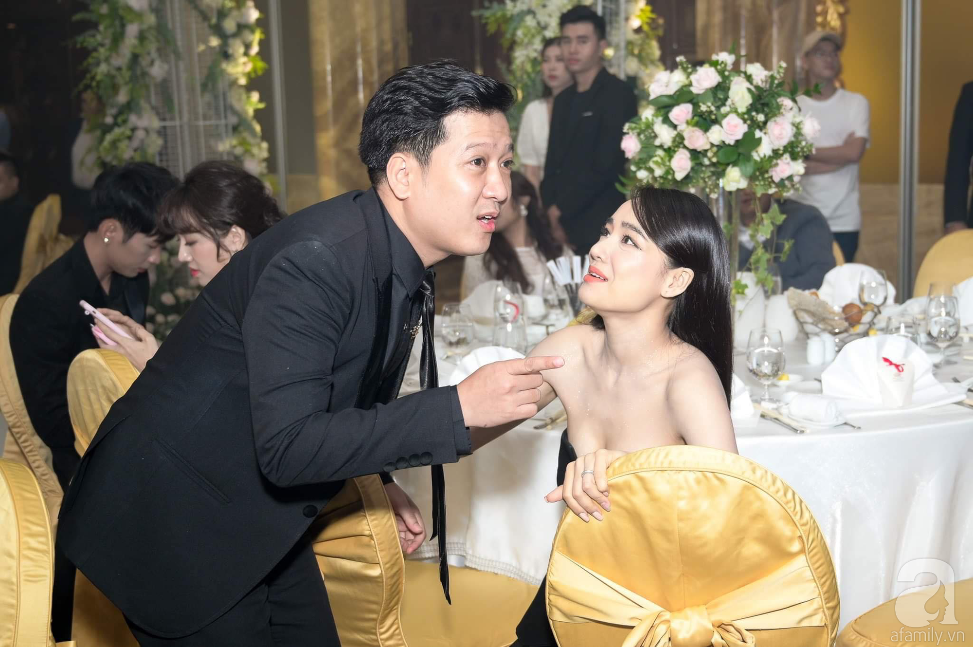 Nhã Phương khoe vòng 1 siêu khủng với đầm cúp ngực, dính như sam Trường Giang trong tiệc cưới đạo diễn Cua lại vợ bầu-3