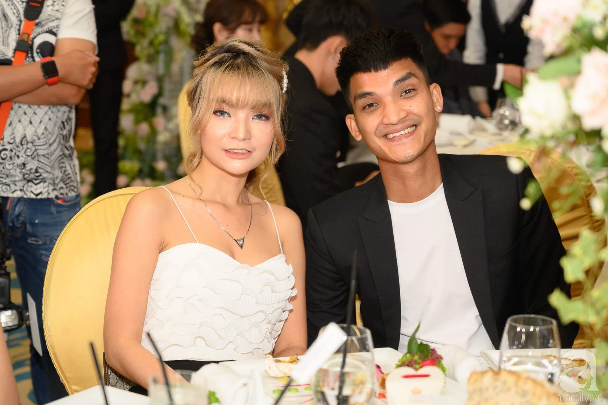 Nhã Phương khoe vòng 1 siêu khủng với đầm cúp ngực, dính như sam Trường Giang trong tiệc cưới đạo diễn Cua lại vợ bầu-8