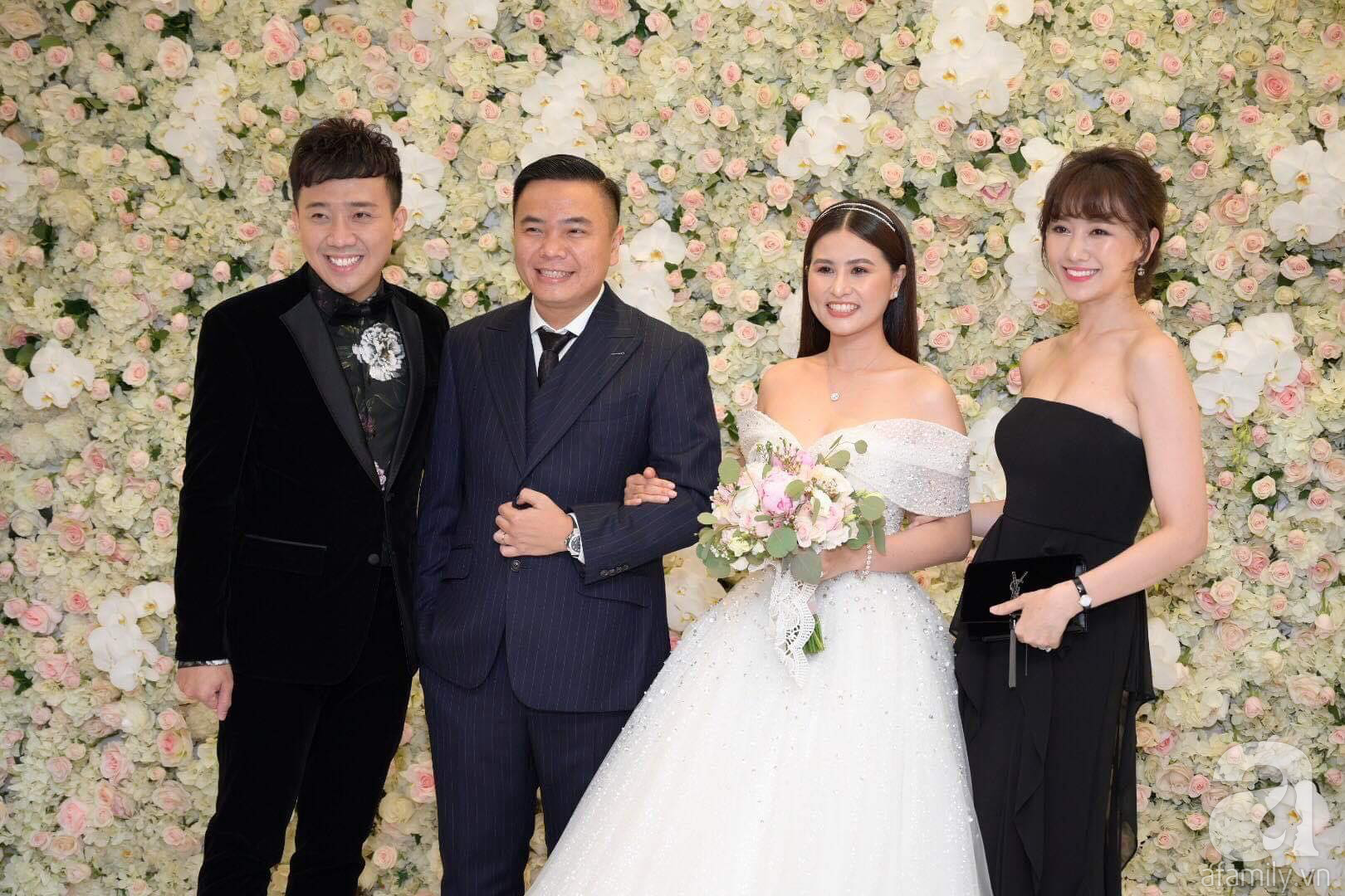 Nhã Phương khoe vòng 1 siêu khủng với đầm cúp ngực, dính như sam Trường Giang trong tiệc cưới đạo diễn Cua lại vợ bầu-4