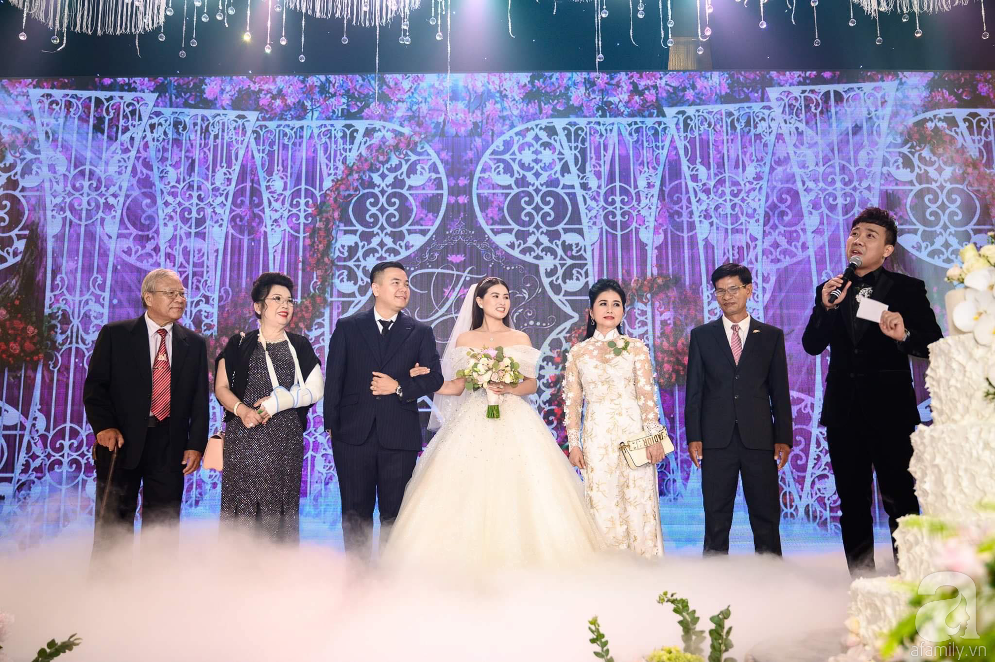 Nhã Phương khoe vòng 1 siêu khủng với đầm cúp ngực, dính như sam Trường Giang trong tiệc cưới đạo diễn Cua lại vợ bầu-1