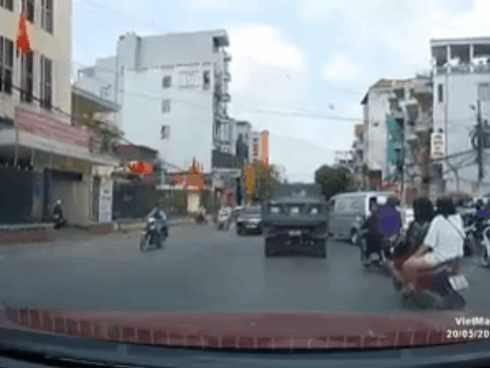 Clip: Quái xế đầu trần bốc đầu xe máy khắp phố Hà Nội-1