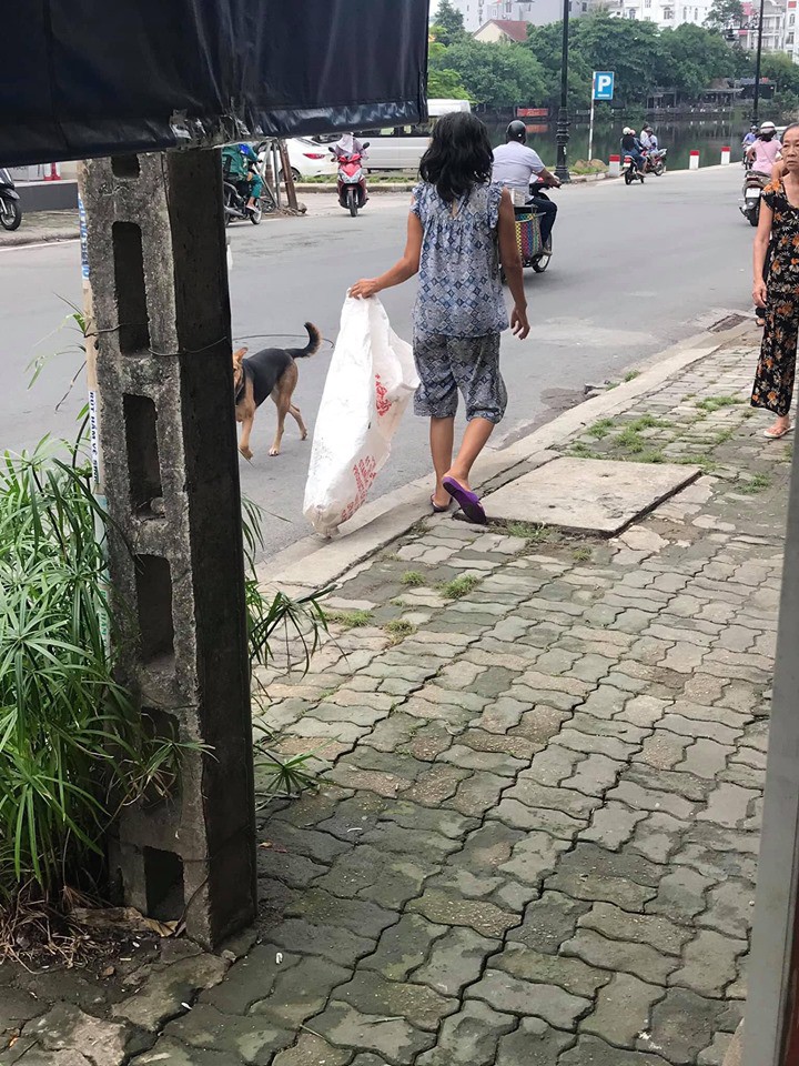 Đều đặn 8 giờ sáng ra đường lượm rác, câu chuyện của một bà điên khiến nhiều người tỉnh cũng phải xấu hổ-1