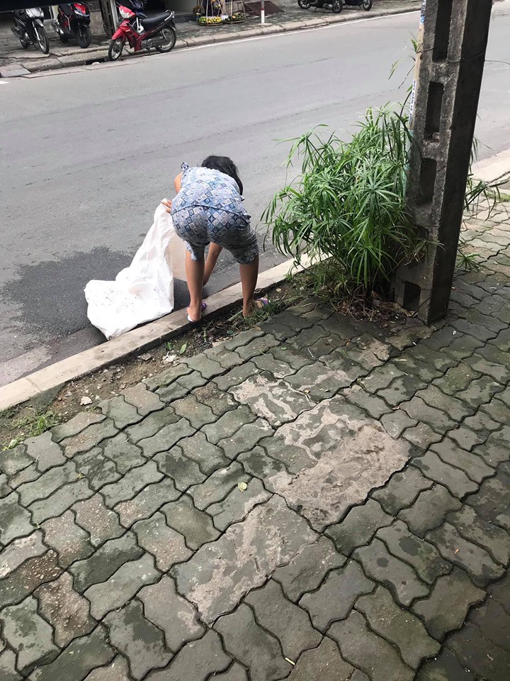 Đều đặn 8 giờ sáng ra đường lượm rác, câu chuyện của một bà điên khiến nhiều người tỉnh cũng phải xấu hổ-2