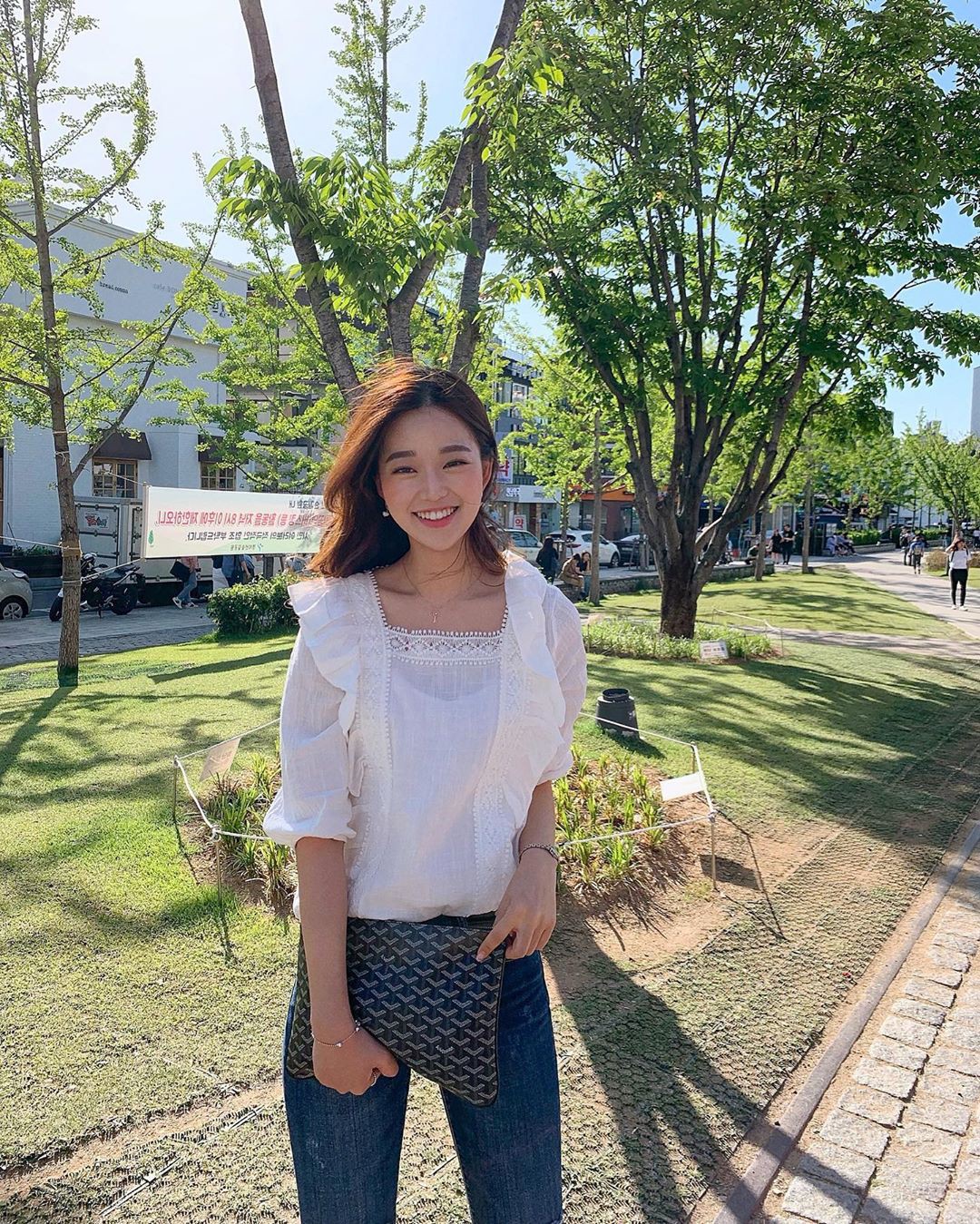 10 set đồ với áo blouse trắng dưới đây sẽ là cẩm nang mặc đẹp cho các chị em công sở suốt hè này-4