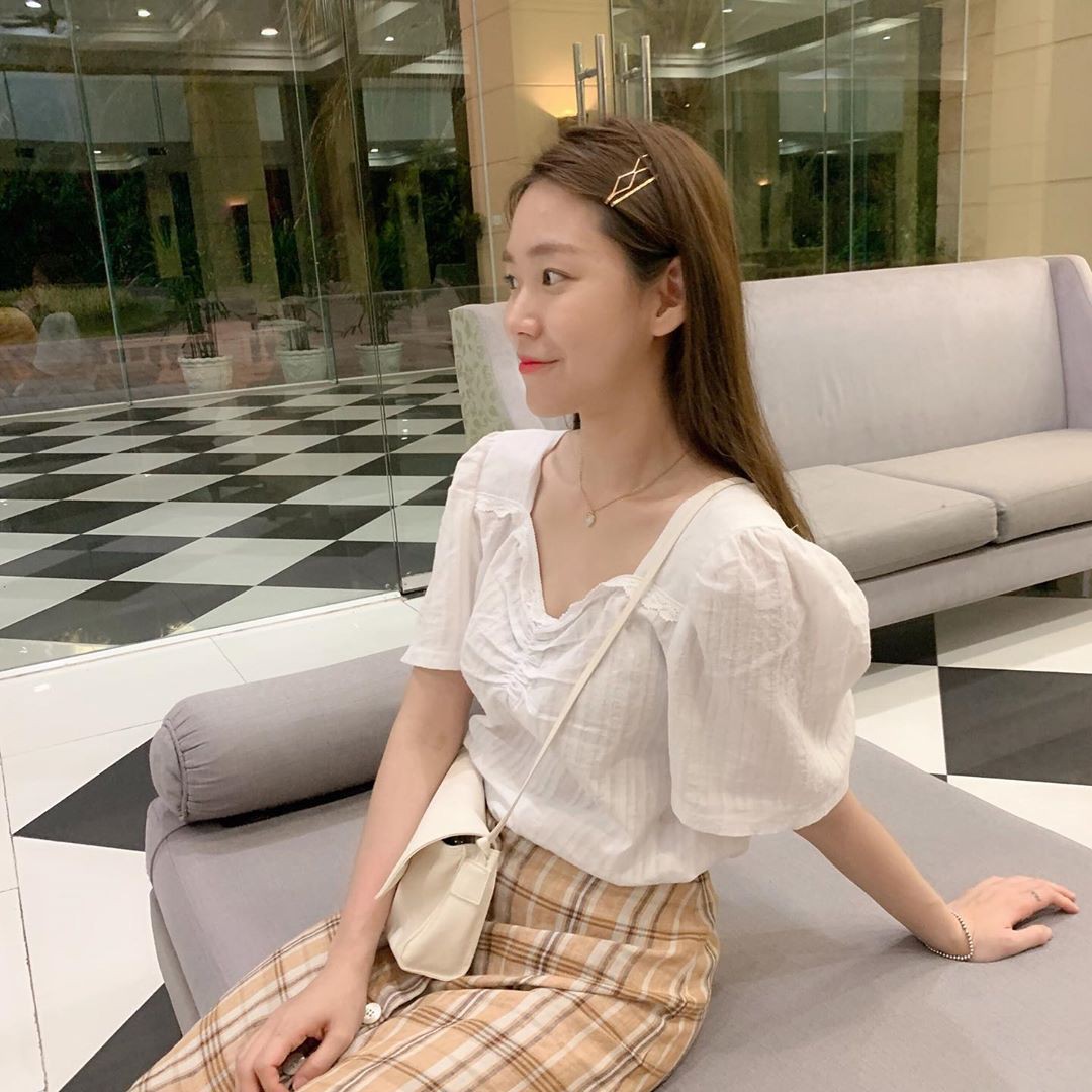 10 set đồ với áo blouse trắng dưới đây sẽ là cẩm nang mặc đẹp cho các chị em công sở suốt hè này-7