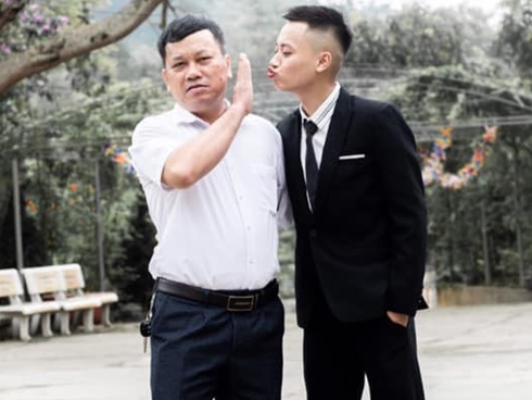 Giơ bảng Tuyển người yêu trong ảnh kỷ yếu, nam sinh 2001 khiến hội chị em đổ rầm rầm vì góc nghiêng hoàn hảo-13