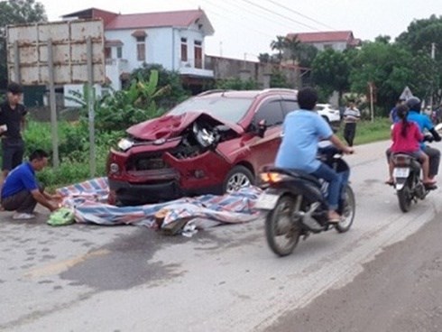 Xế hộp lấn làn, tông chết 2 người phụ nữ và bị thương cháu bé 7 tháng tuổi