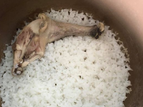 Nhìn nồi cháo gà bố trẻ nấu cho con, dân mạng được phen cười bể bụng nhưng không quên phong danh hiệu