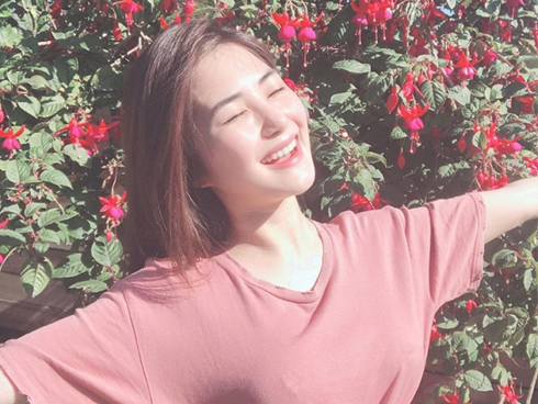 Hương Tràm khoe da đẹp như quảng cáo sau ít ngày sang Mỹ du học