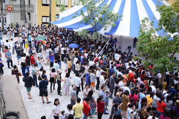 Nóng: Vỡ trận trước cổng trường ĐH Ngoại Ngữ, hàng nghìn phụ huynh chen chúc gọi Con ơi, mẹ đây, bố đây gây náo loạn-2