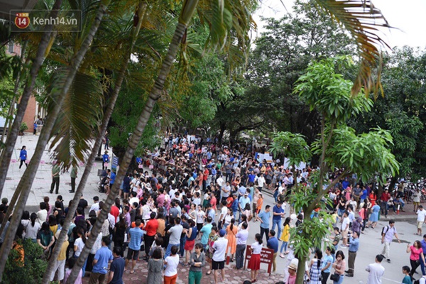 Nóng: Vỡ trận trước cổng trường ĐH Ngoại Ngữ, hàng nghìn phụ huynh chen chúc gọi Con ơi, mẹ đây, bố đây gây náo loạn-4