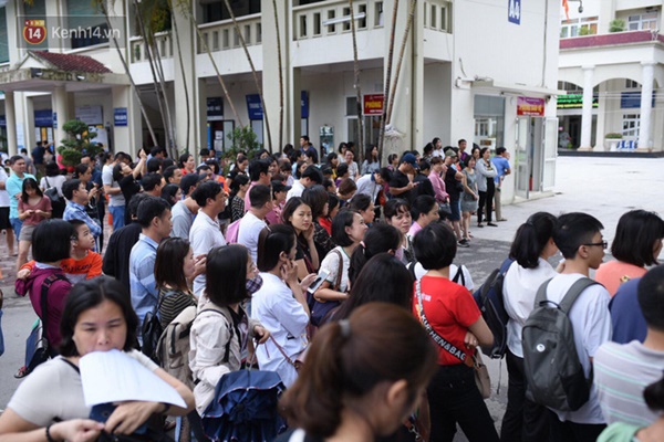 Nóng: Vỡ trận trước cổng trường ĐH Ngoại Ngữ, hàng nghìn phụ huynh chen chúc gọi Con ơi, mẹ đây, bố đây gây náo loạn-6
