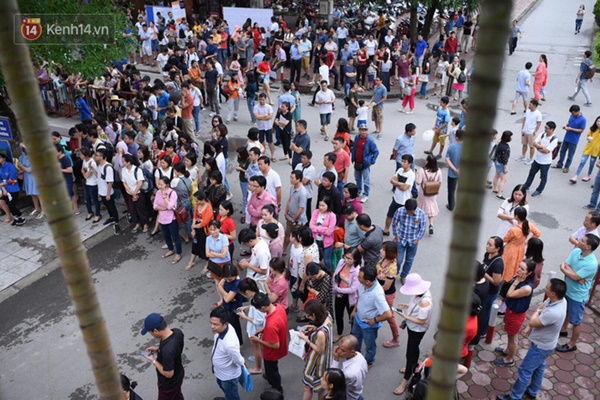 Nóng: Vỡ trận trước cổng trường ĐH Ngoại Ngữ, hàng nghìn phụ huynh chen chúc gọi Con ơi, mẹ đây, bố đây gây náo loạn-8