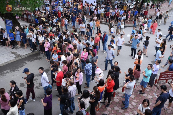 Nóng: Vỡ trận trước cổng trường ĐH Ngoại Ngữ, hàng nghìn phụ huynh chen chúc gọi Con ơi, mẹ đây, bố đây gây náo loạn-10