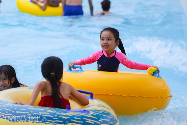 1/6 mát mẻ, nhiều gia đình vui Tết thiếu nhi ở công viên nước Hồ Tây-6