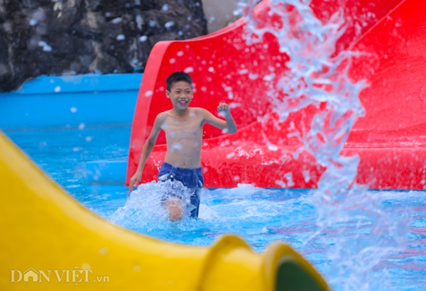 1/6 mát mẻ, nhiều gia đình vui Tết thiếu nhi ở công viên nước Hồ Tây-7