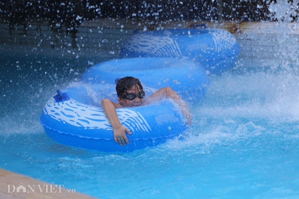 1/6 mát mẻ, nhiều gia đình vui Tết thiếu nhi ở công viên nước Hồ Tây-10