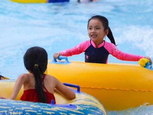 Mới khai trương hơn 1 ngày, công viên nước lớn nhất Thủ đô đã đục ngầu như ao, rác nổi lềnh phềnh bể bơi-15