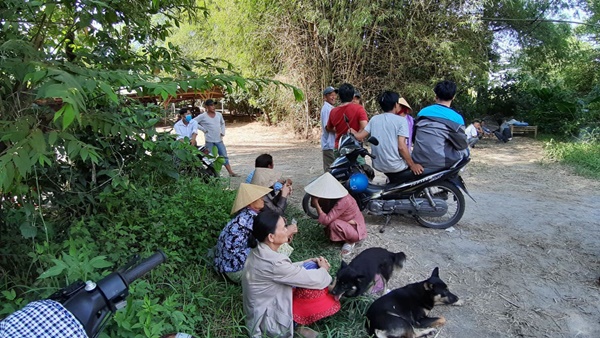 Hoảng hồn phát hiện người đàn ông treo cổ bằng dây sạc điện thoại-1