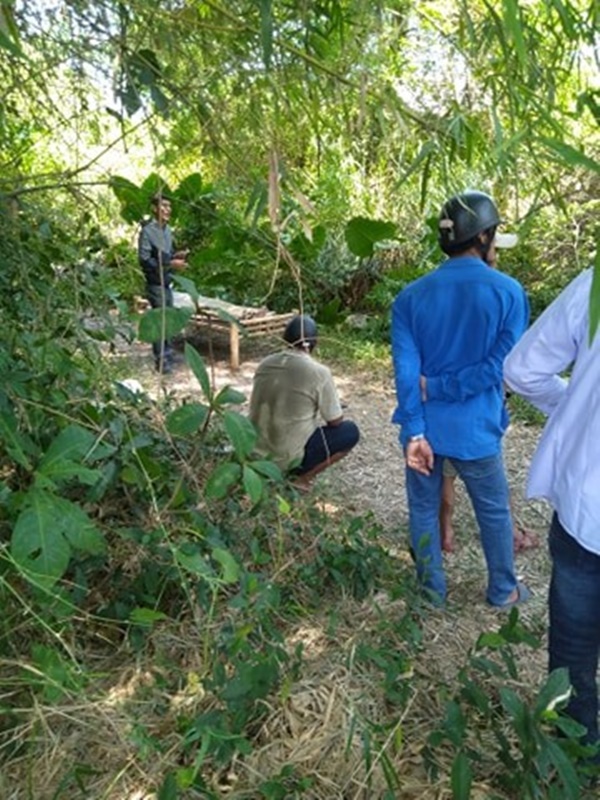 Hoảng hồn phát hiện người đàn ông treo cổ bằng dây sạc điện thoại-2