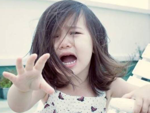 Mẹ ngoại tình, con gái nhỏ khóc nghẹn ngoài sân