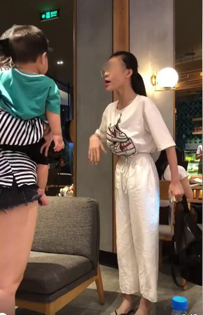 Công an triệu tập cô gái nhặt giúp ví Gucci trong quán cafe rồi liên tục cãi: Cái ví rớt xuống em mới lượm lên chị hiểu hông?-1