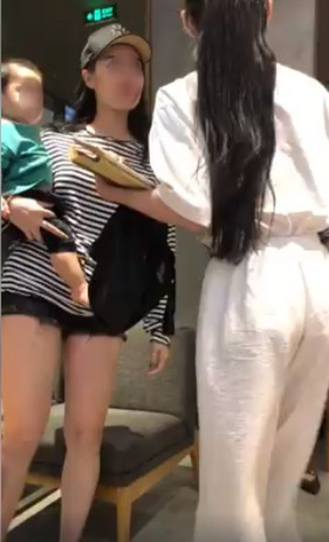 Công an triệu tập cô gái nhặt giúp ví Gucci trong quán cafe rồi liên tục cãi: Cái ví rớt xuống em mới lượm lên chị hiểu hông?-2