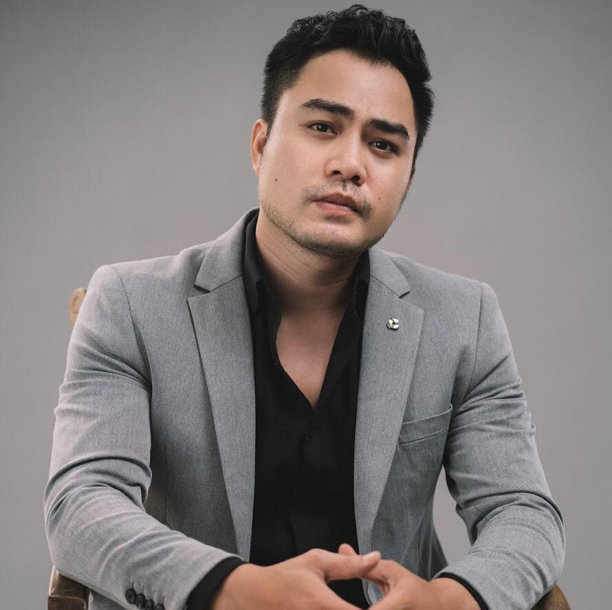 Đăng ảnh bảnh bao khác xa trong phim, ông chồng vũ phu Trọng Hùng Về nhà đi con đã khiến khán giả đổ rầm rầm”-1