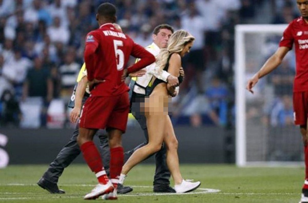 Nữ CĐV gây náo loạn chung kết Champions League-4