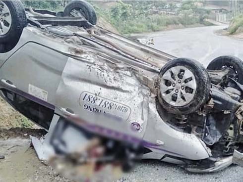 Taxi lật ngửa ở Phú Thọ, tài xế chết trong cabin bẹp rúm