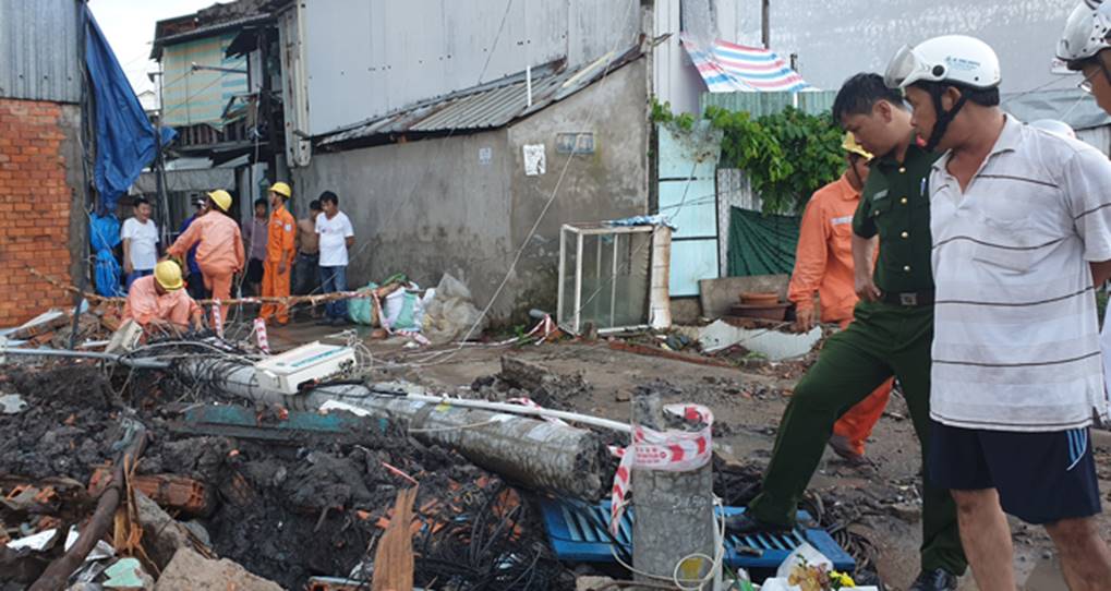 Công nhân thi công đường ống cống bị cột điện gãy đè chết-1