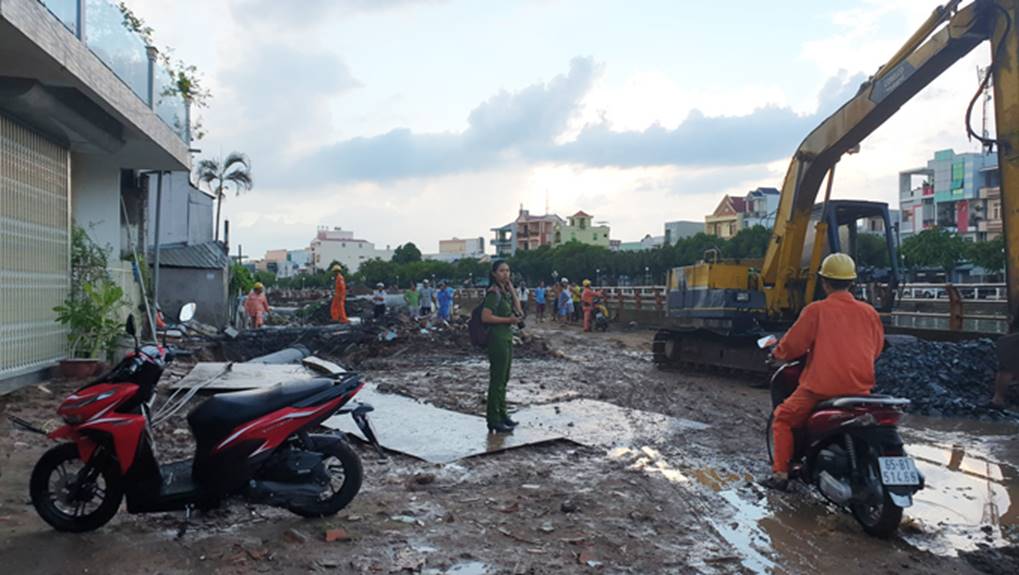 Công nhân thi công đường ống cống bị cột điện gãy đè chết-2