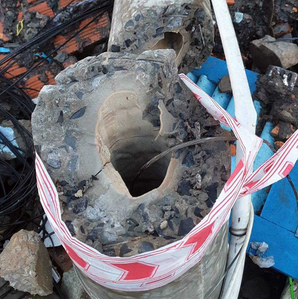 Công nhân thi công đường ống cống bị cột điện gãy đè chết-3