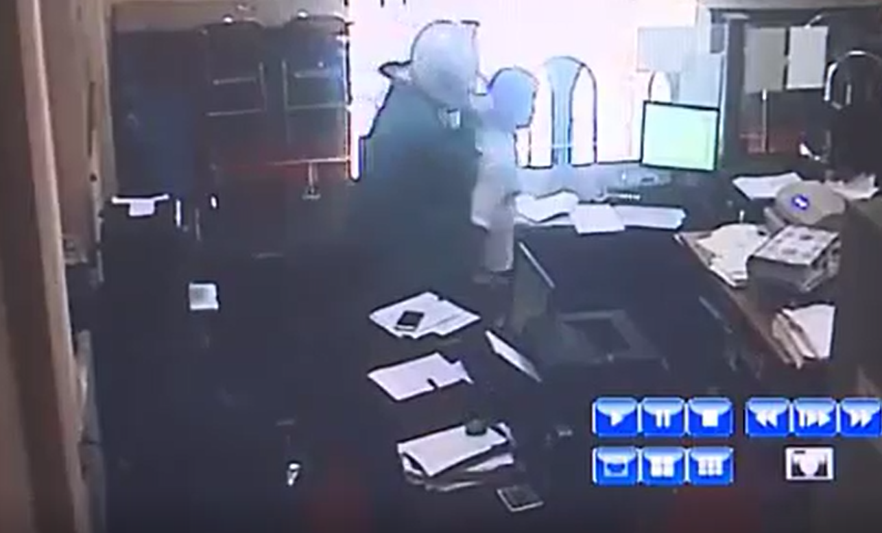 Clip: Quá trình gây án của đối tượng mặc áo mưa, xông vào ngân hàng Agribank cướp hơn 500 triệu đồng ở Phú Thọ-1