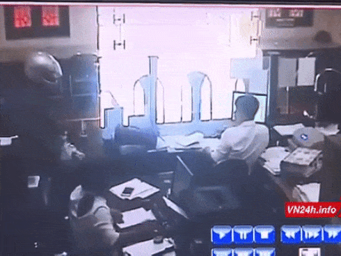 Người phụ nữ tay không đánh tên trộm cầm súng bỏ chạy-1