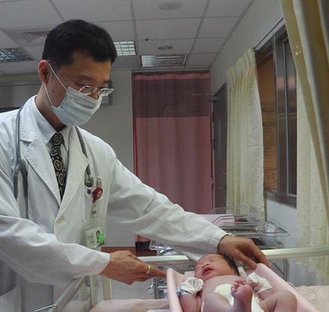 Mẹ bầu sinh con ra mặt mũi bầm tím do thói quen ăn uống cực có hại này trong thai kỳ-3