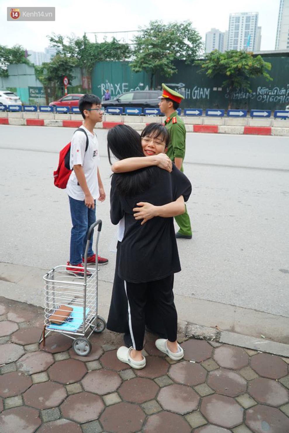 Ngày đầu tiên thi vào lớp 10 năm 2019 tại Hà Nội và TPHCM: Thí sinh ra sớm 30 phút, đề dễ thở-13