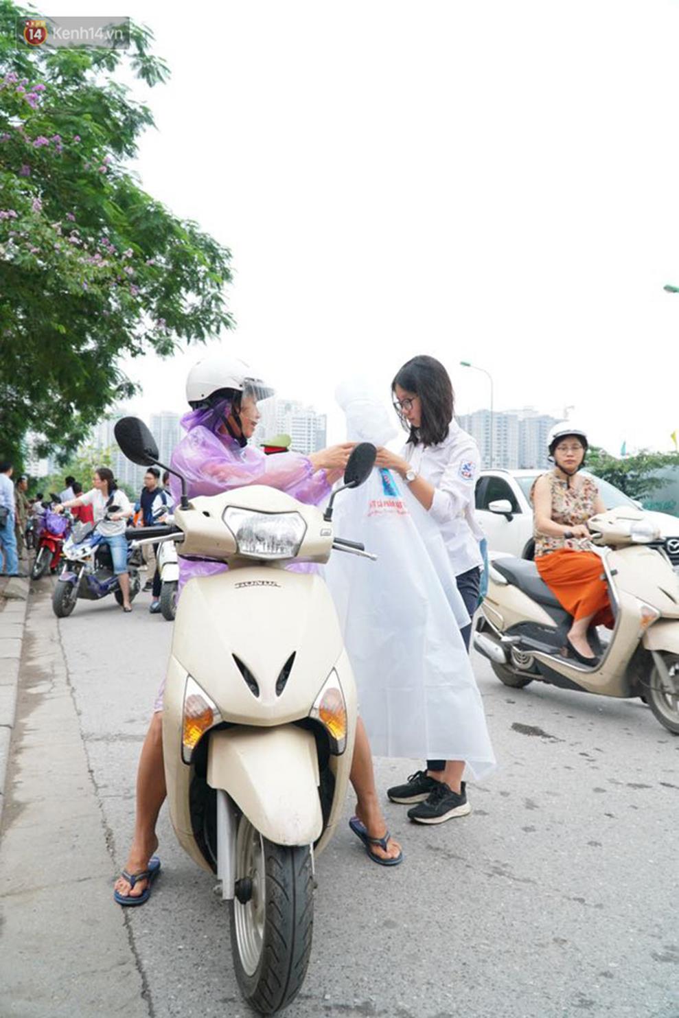 Ngày đầu tiên thi vào lớp 10 năm 2019 tại Hà Nội và TPHCM: Thí sinh ra sớm 30 phút, đề dễ thở-16