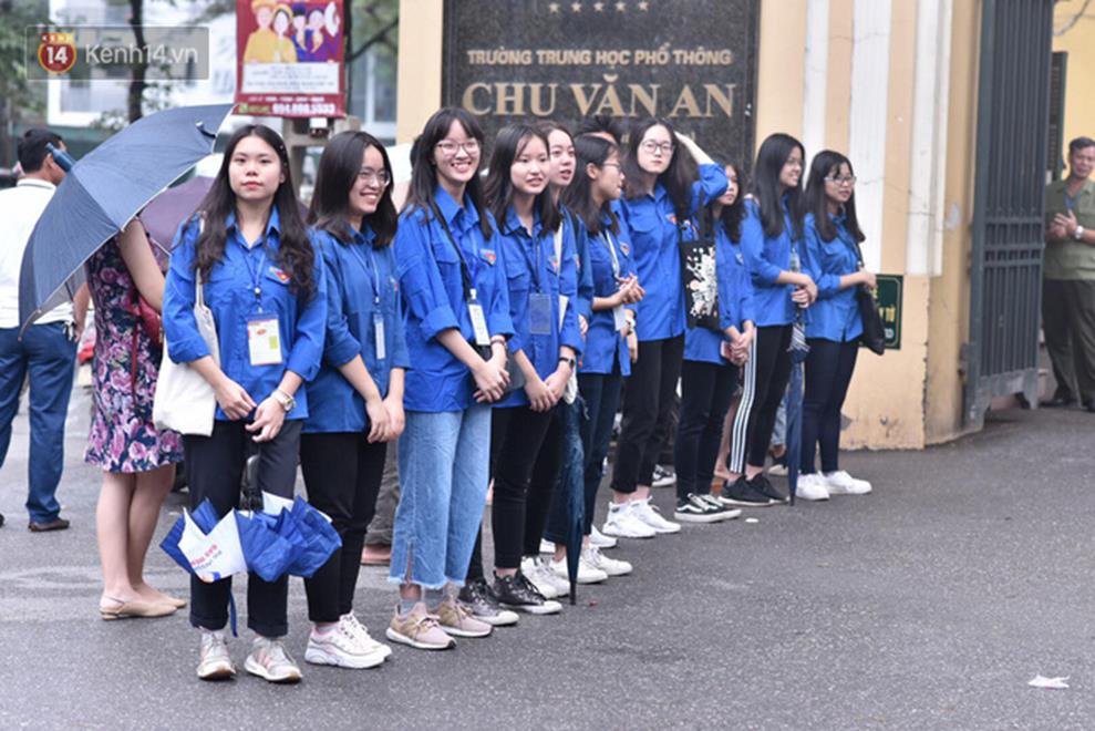 Ngày đầu tiên thi vào lớp 10 năm 2019 tại Hà Nội và TPHCM: Thí sinh ra sớm 30 phút, đề dễ thở-17