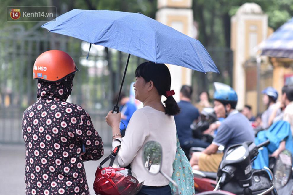 Ngày đầu tiên thi vào lớp 10 năm 2019 tại Hà Nội và TPHCM: Thí sinh ra sớm 30 phút, đề dễ thở-24