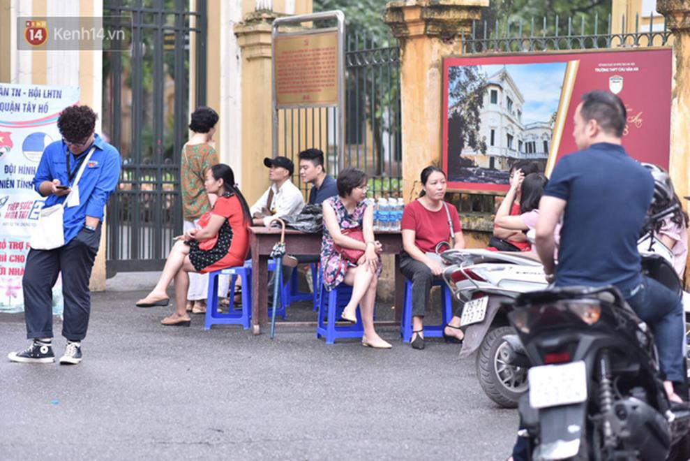 Ngày đầu tiên thi vào lớp 10 năm 2019 tại Hà Nội và TPHCM: Thí sinh ra sớm 30 phút, đề dễ thở-25