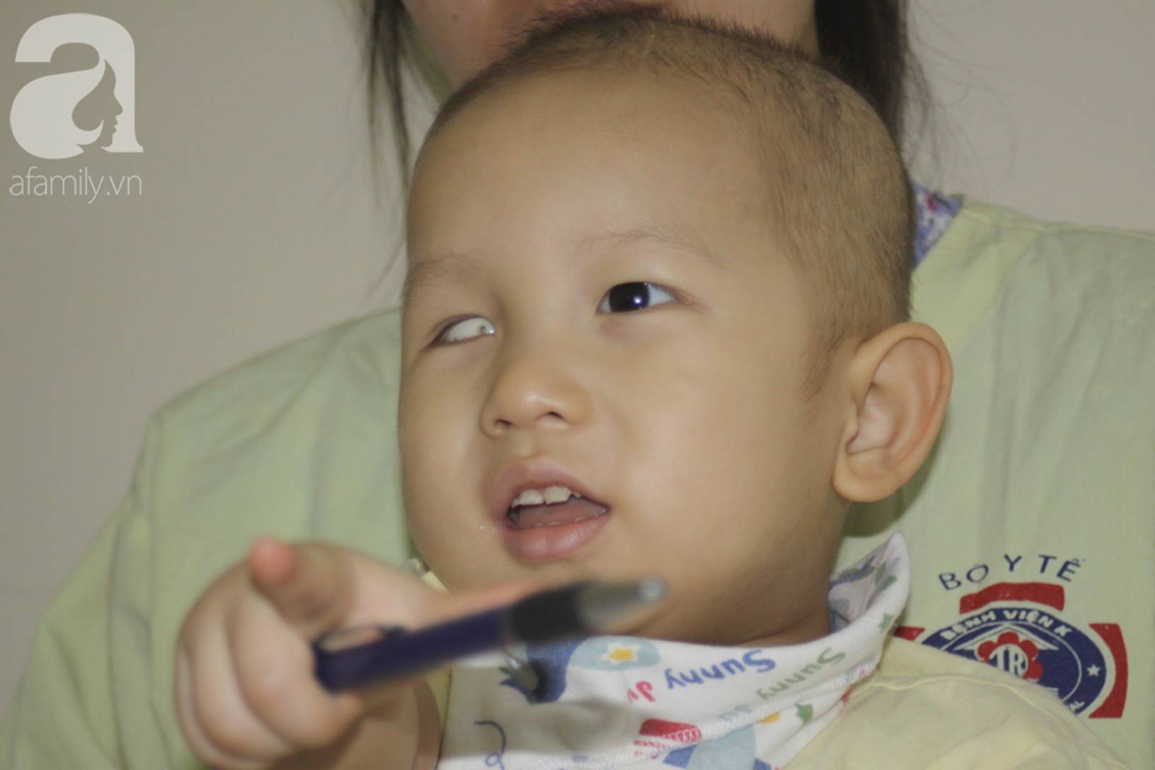 Bố bỏ rơi khi biết con trai 18 tháng tuổi bị ung thư, người mẹ trẻ khóc ngất, ôm con đi tìm ánh sáng-1