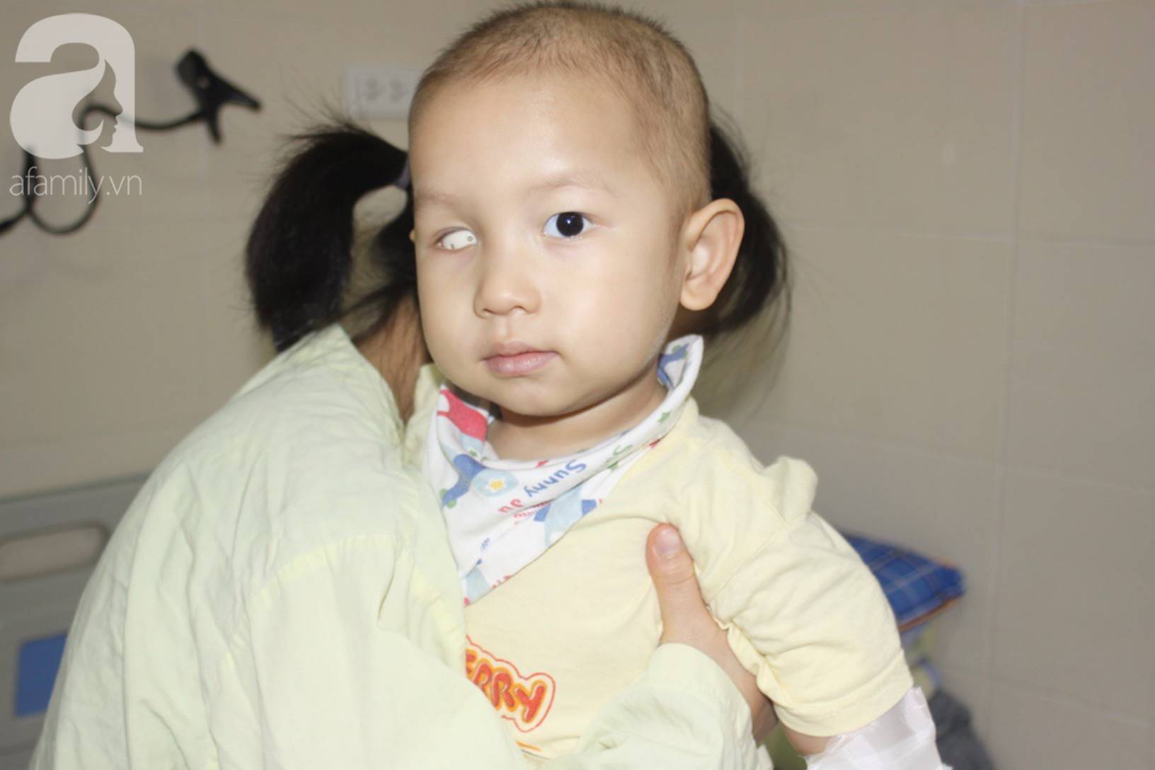 Bố bỏ rơi khi biết con trai 18 tháng tuổi bị ung thư, người mẹ trẻ khóc ngất, ôm con đi tìm ánh sáng-3