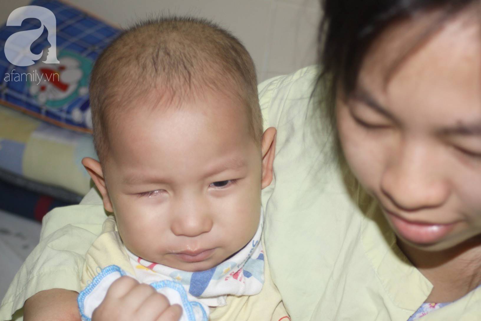 Bố bỏ rơi khi biết con trai 18 tháng tuổi bị ung thư, người mẹ trẻ khóc ngất, ôm con đi tìm ánh sáng-5