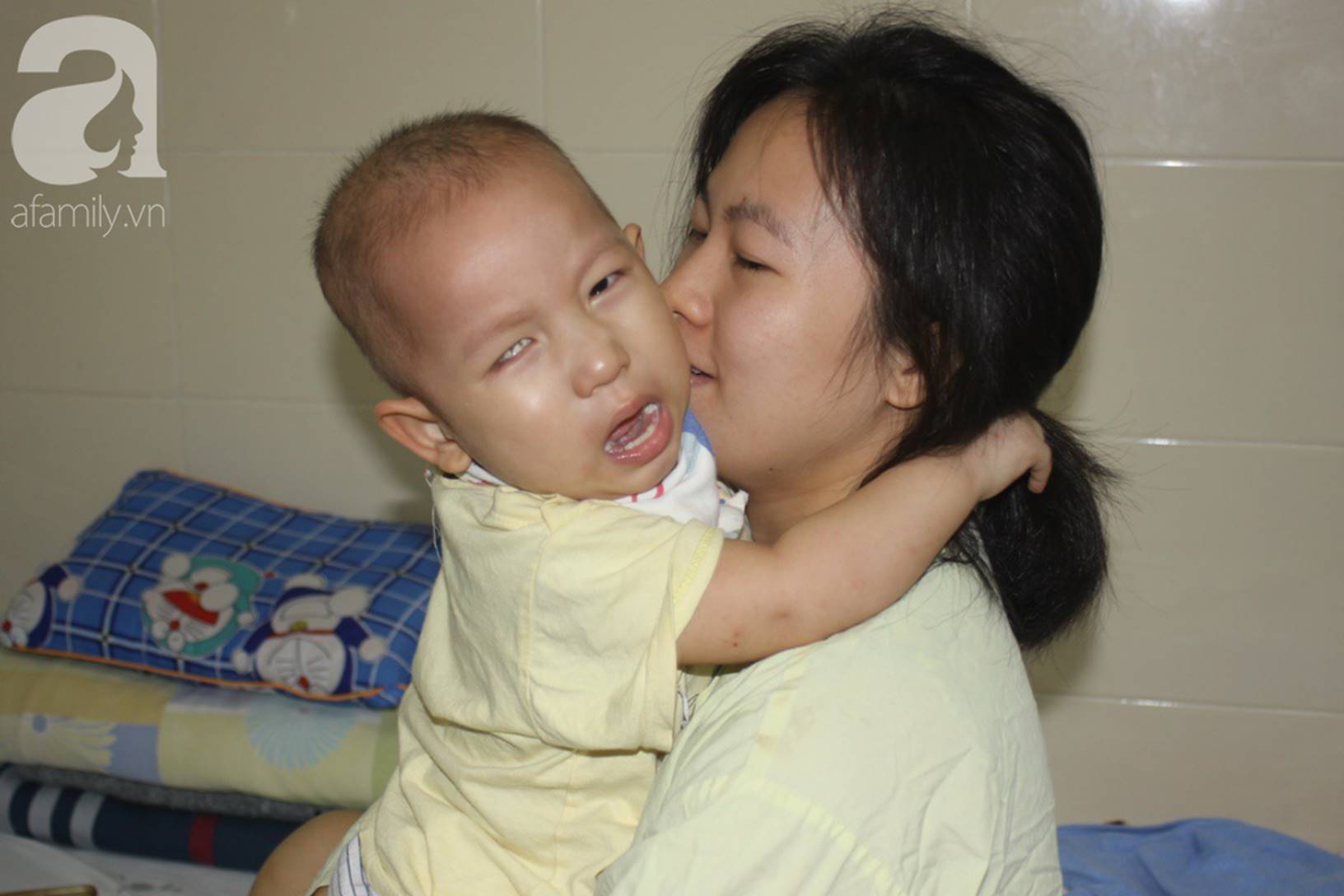 Bố bỏ rơi khi biết con trai 18 tháng tuổi bị ung thư, người mẹ trẻ khóc ngất, ôm con đi tìm ánh sáng-12