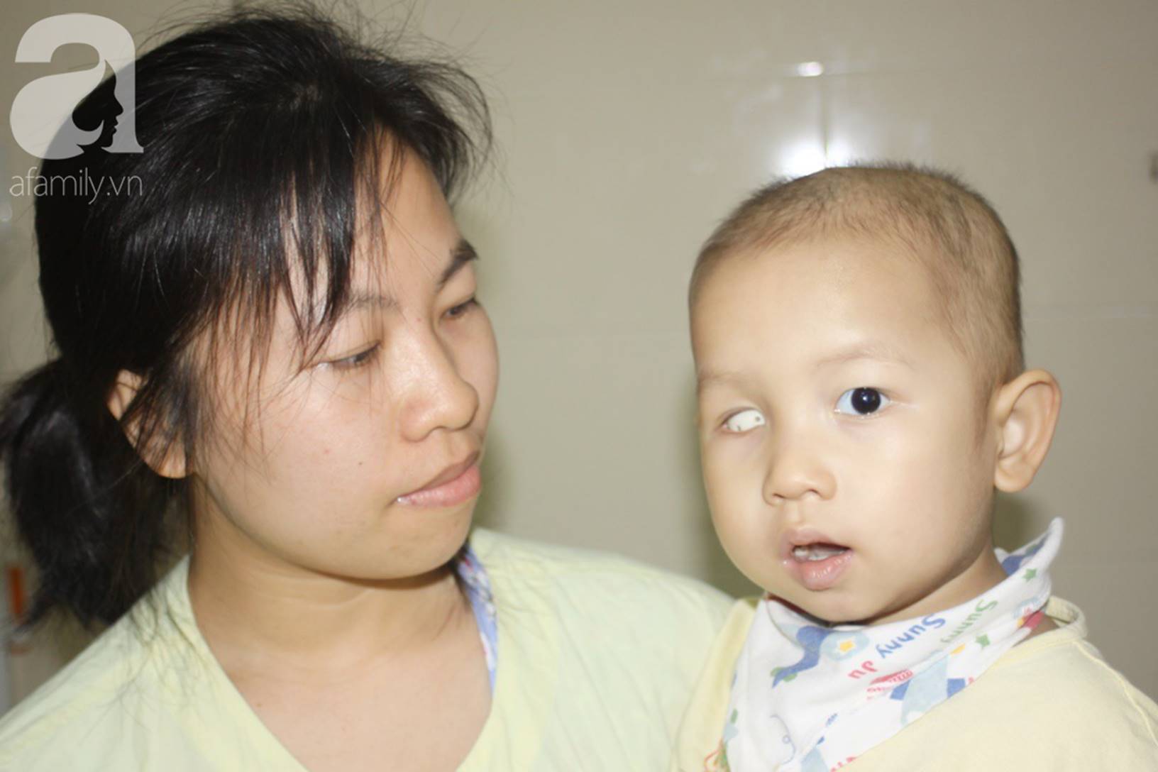 Bố bỏ rơi khi biết con trai 18 tháng tuổi bị ung thư, người mẹ trẻ khóc ngất, ôm con đi tìm ánh sáng-10